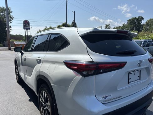 Used 2022 Toyota Highlander XLE AWD/4WD image 7