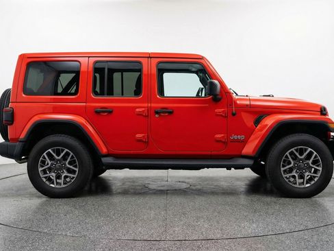 Used 2025 Jeep Wrangler Sahara image 11
