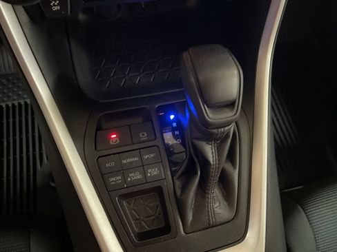 Used 2021 Toyota RAV4 LE image 22