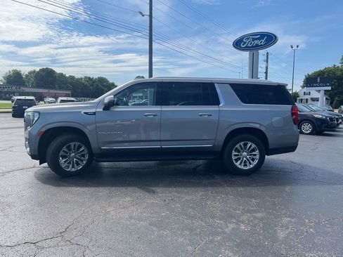 Used 2023 GMC Yukon XL SLT w/ SLT Premium Package AWD/4WD image 5