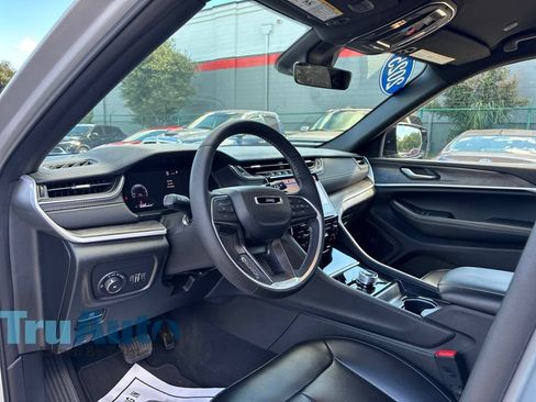 Used 2025 Jeep Grand Cherokee Limited AWD/4WD image 26