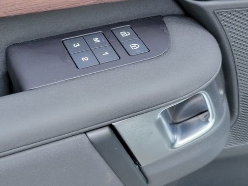 Used 2025 Land Rover Discovery Dynamic SE AWD/4WD image 29