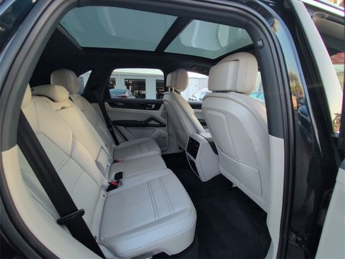 Used 2021 Porsche Cayenne w/ Premium Package image 12