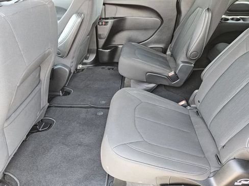 Used 2024 Chrysler Pacifica Touring FWD image 33