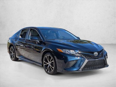 Used 2020 Toyota Camry SE image 3