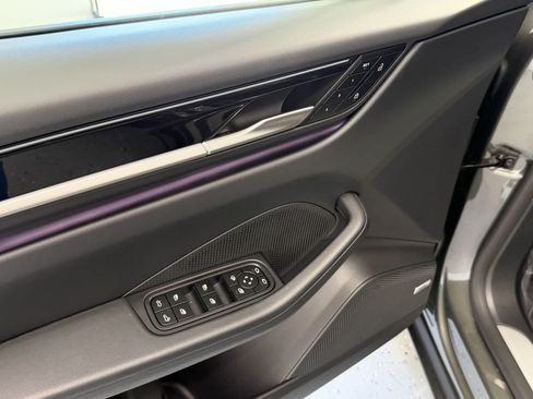 Used 2025 Porsche Macan Electric RWD image 15