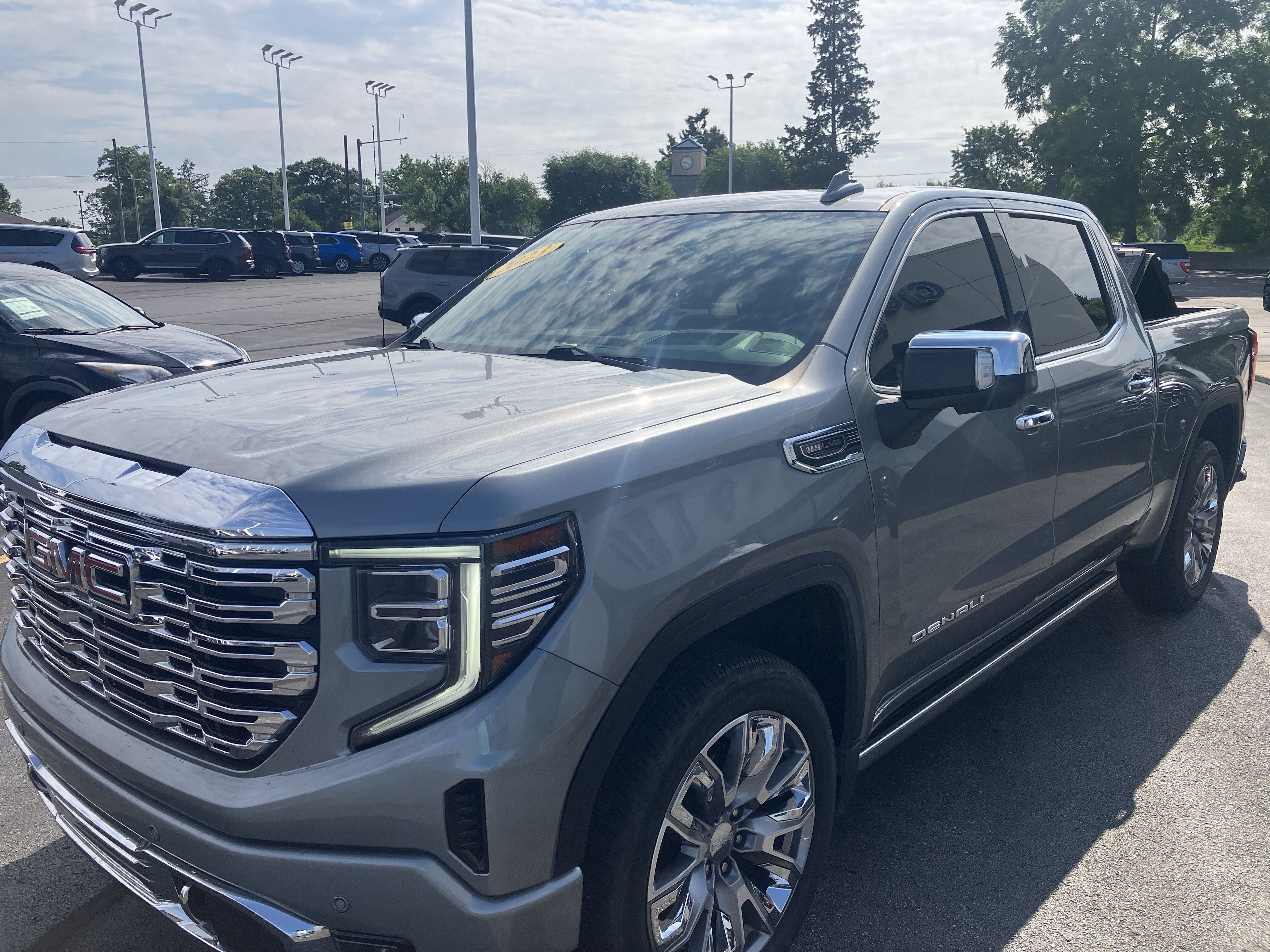 Used 2023 GMC Sierra 1500 Denali w/ Denali Reserve Package AWD/4WD image 3
