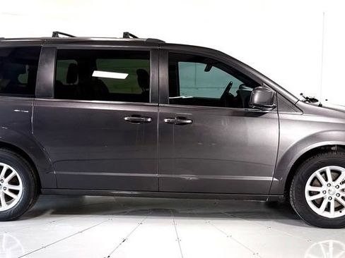 Used 2019 Dodge Grand Caravan SXT FWD image 3