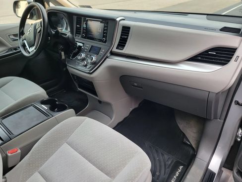 Used 2018 Toyota Sienna LE w/ Carpet Mat Package FWD image 17