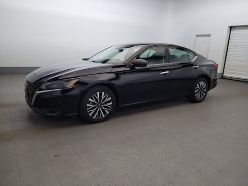 Used 2024 Nissan Altima 2.5 SV FWD image 2