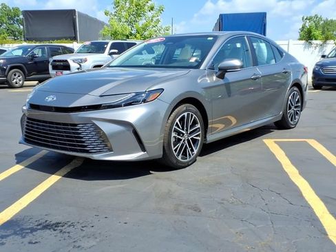 Used 2025 Toyota Camry XLE AWD/4WD image 3