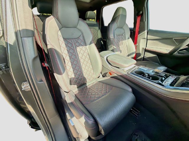Used 2025 Audi SQ7 Prestige AWD/4WD image 16