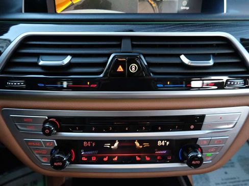 Used 2020 BMW 750i xDrive w/ Executive Package image 33