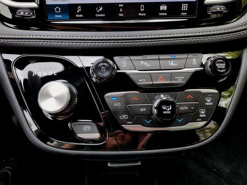 New 2025 Chrysler Pacifica Select w/ Uconnect Theater Family Group image 26