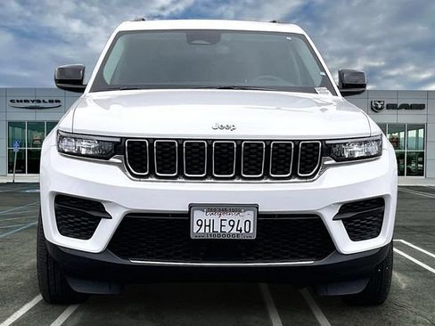 Used 2023 Jeep Grand Cherokee Laredo AWD/4WD image 2