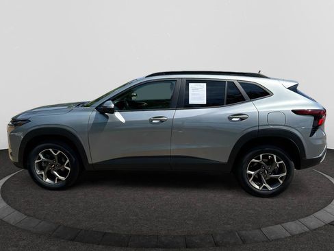 Used 2025 Chevrolet Trax LT FWD image 2