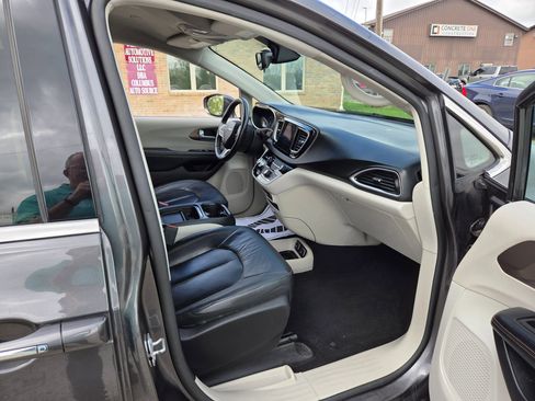 Used 2017 Chrysler Pacifica Touring-L FWD image 23