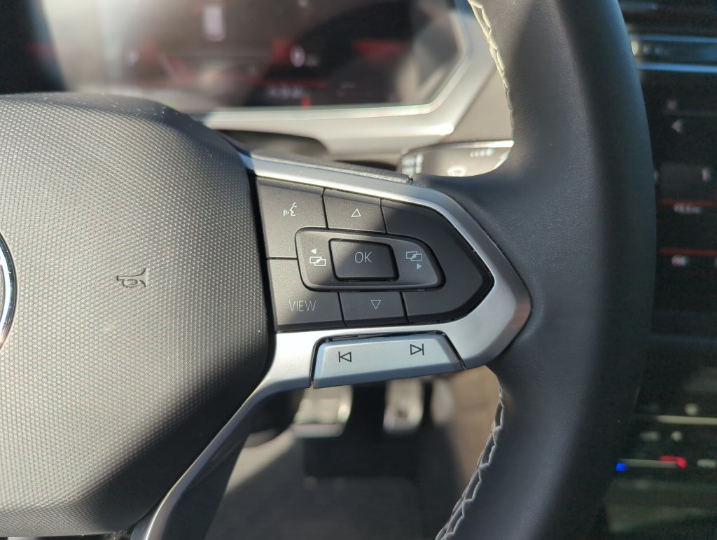 Certified 2023 Volkswagen Tiguan SE R-Line FWD image 23