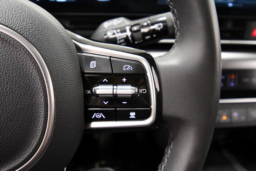 Certified 2026 Kia Carnival SX w/ SX Dark Edition Package FWD image 26