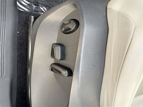 Certified 2022 Volkswagen Tiguan SE image 15