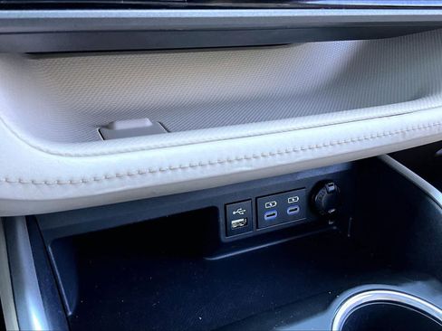 Used 2022 Toyota Highlander XLE AWD/4WD image 33