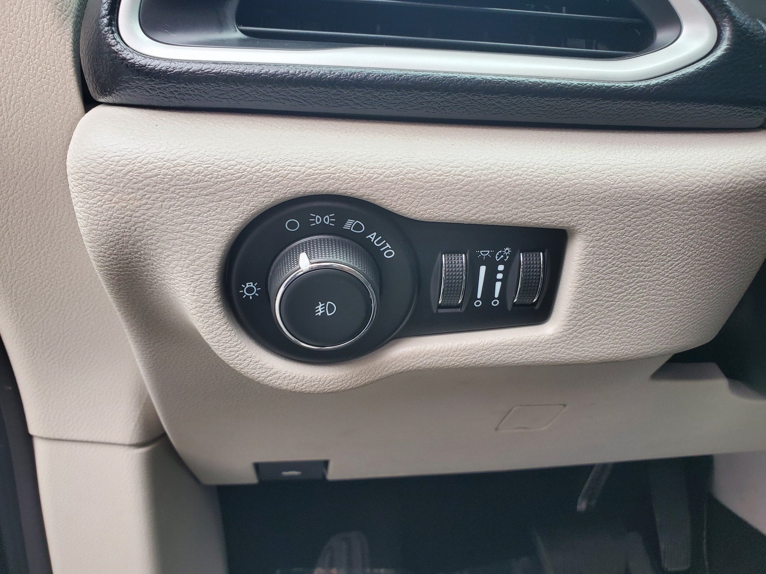 Used 2022 Chrysler Pacifica Touring-L FWD image 13