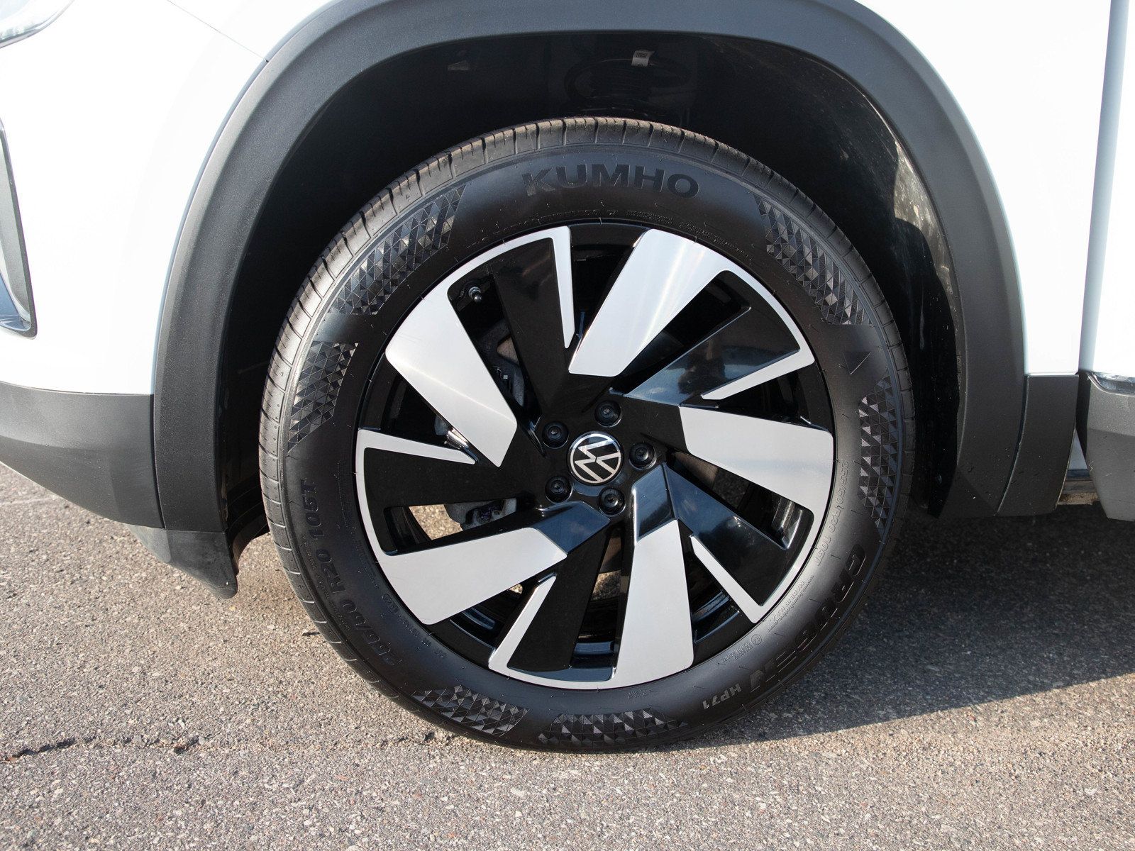 Used 2024 Volkswagen Atlas Cross Sport SEL AWD/4WD image 30