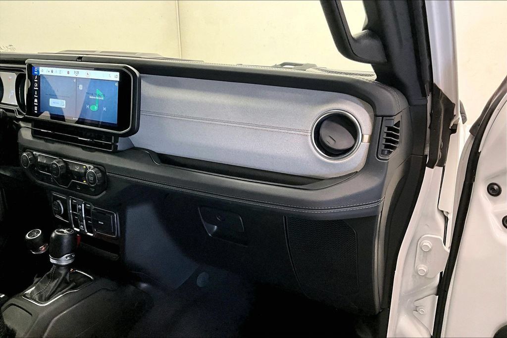 Used 2024 Jeep Wrangler Unlimited Sahara AWD/4WD image 15