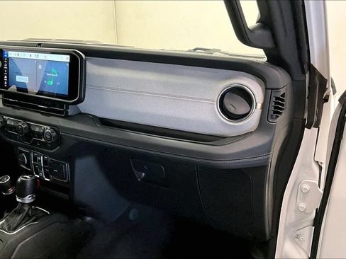 Used 2024 Jeep Wrangler Unlimited Sahara AWD/4WD image 15