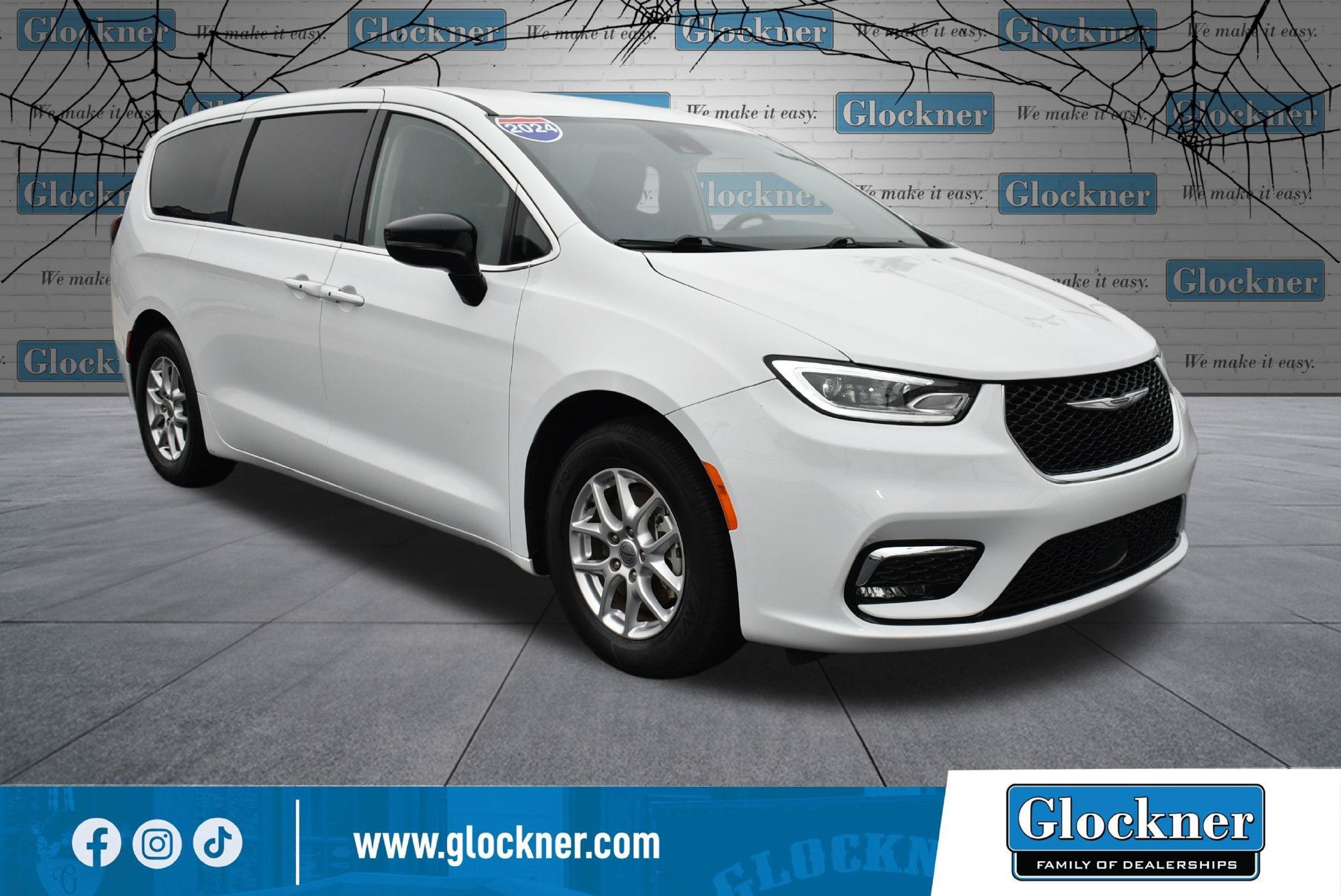 Used 2024 Chrysler Pacifica Touring-L FWD image 3