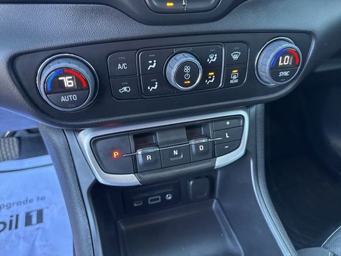 Used 2023 GMC Terrain SLT image 28