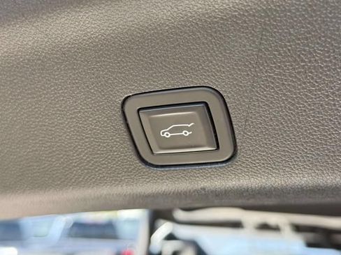 Used 2024 GMC Yukon SLT w/ SLT Premium Package AWD/4WD image 10
