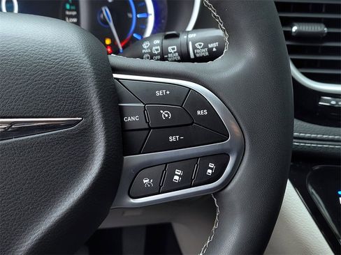 Used 2022 Chrysler Pacifica Touring-L image 23