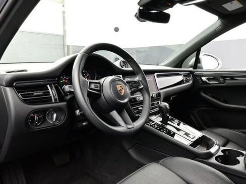 Certified 2025 Porsche Macan AWD/4WD image 4