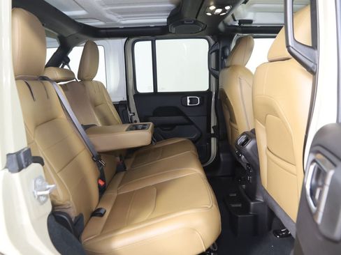 Used 2022 Jeep Wrangler Unlimited Sahara AWD/4WD image 15