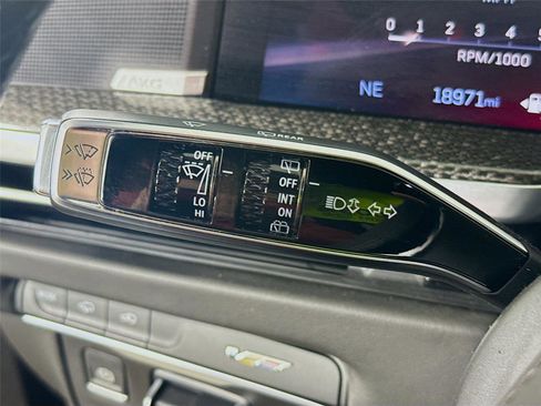 Used 2025 Cadillac Escalade ESV V AWD/4WD image 6
