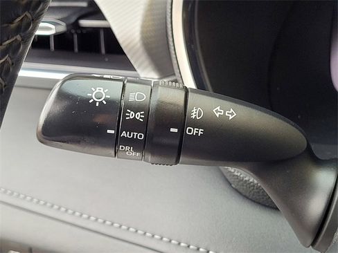 Used 2023 Toyota Highlander Platinum image 32