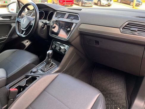 Used 2018 Volkswagen Tiguan SEL AWD/4WD image 24