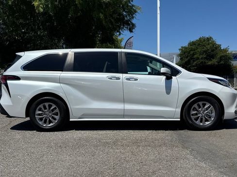 Certified 2022 Toyota Sienna XLE AWD/4WD image 2