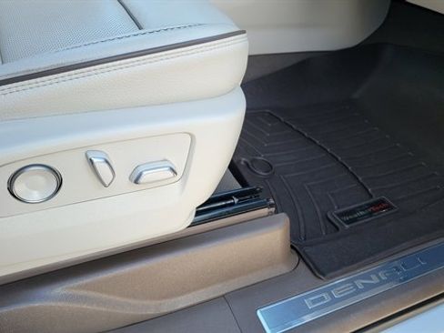 Used 2021 GMC Yukon XL Denali w/ Denali Premium Package image 47