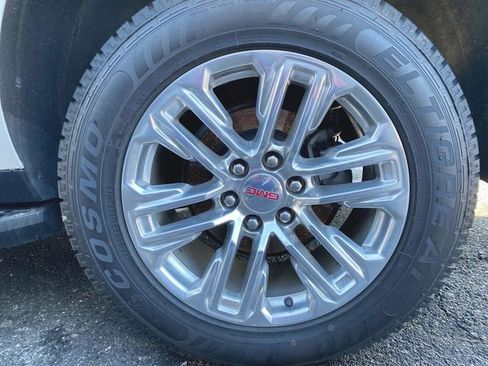 Used 2021 GMC Yukon XL SLT w/ SLT Premium Package image 4