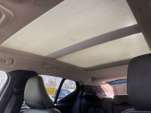 Used 2023 Volvo XC40 B5 Plus image 24