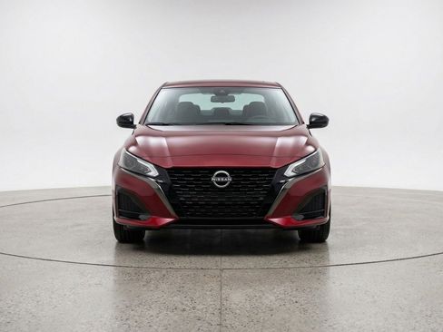 Used 2025 Nissan Altima 2.5 SV FWD image 2