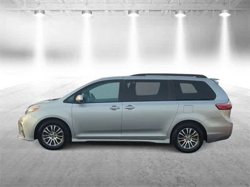 Used 2020 Toyota Sienna XLE image 5