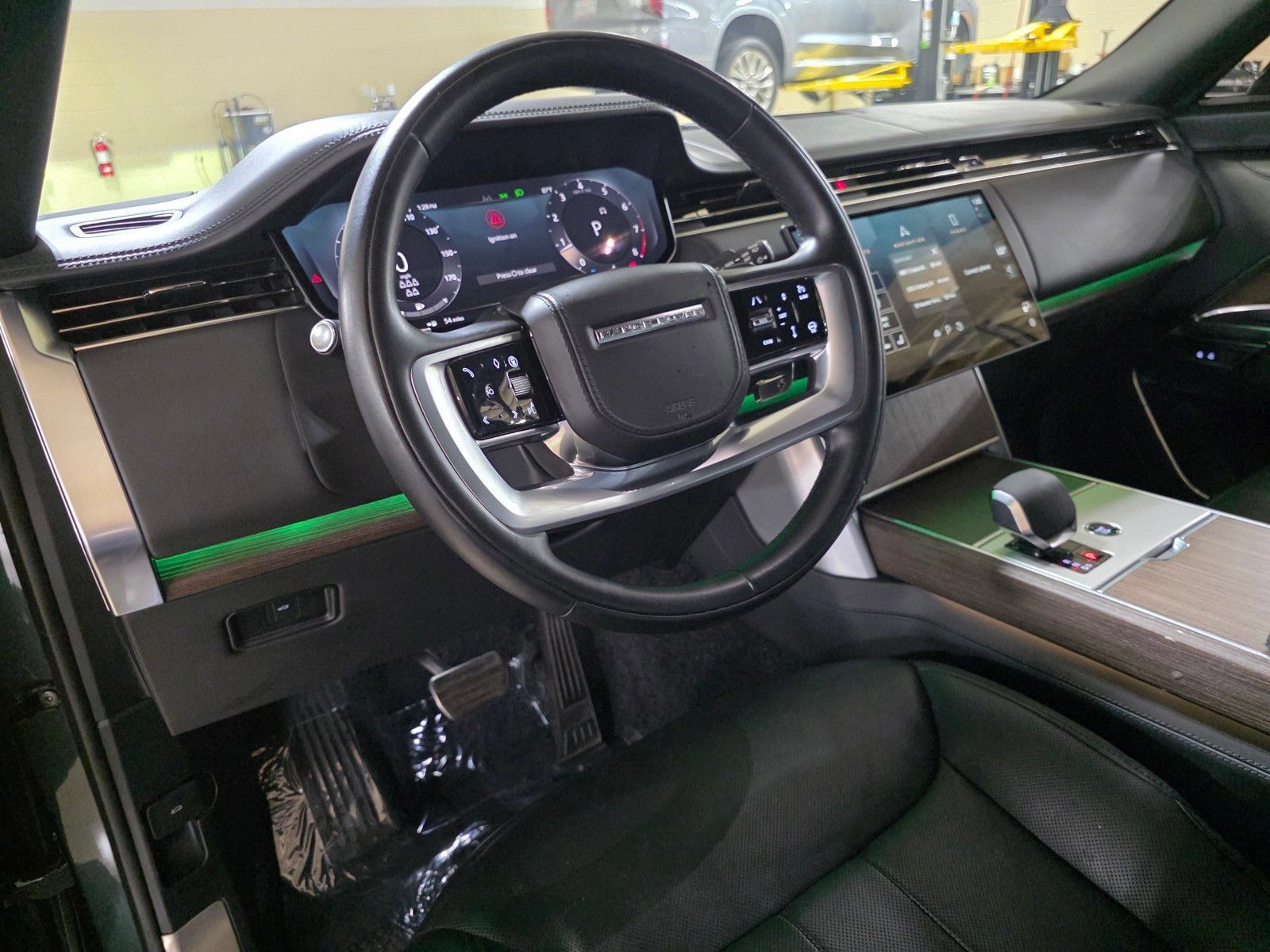 Used 2025 Land Rover Range Rover Long Wheelbase SE AWD/4WD image 26