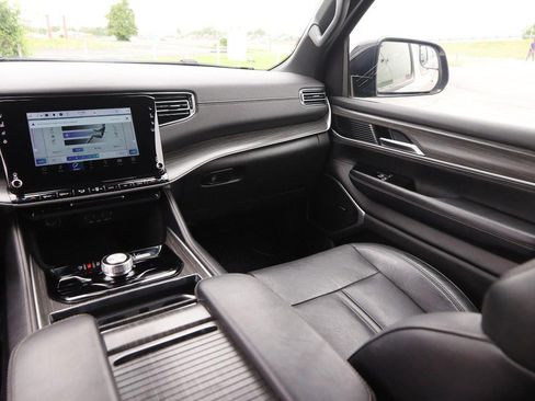 Used 2023 Jeep Wagoneer L Series II AWD/4WD image 31