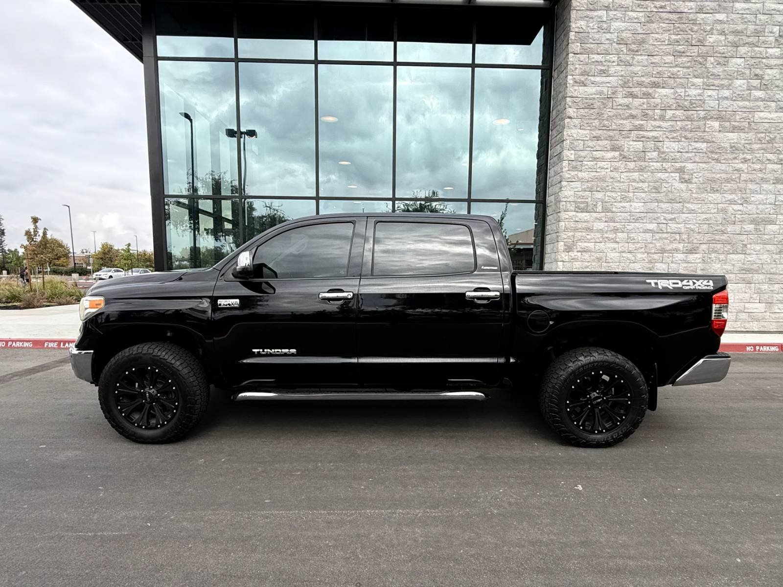Used 2014 Toyota Tundra Limited w/ Limited Premium Package AWD/4WD image 13