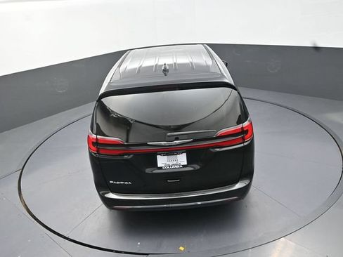 Used 2023 Chrysler Pacifica Touring-L FWD image 16