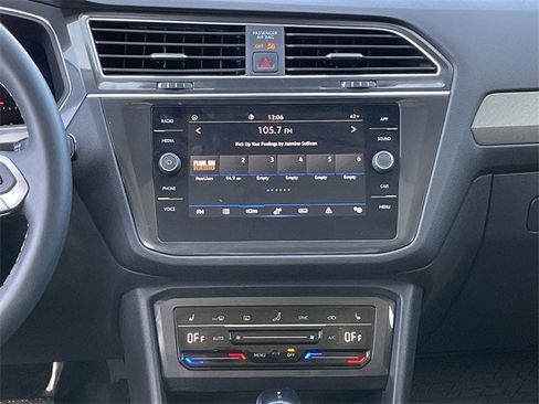 Used 2022 Volkswagen Tiguan SE image 16