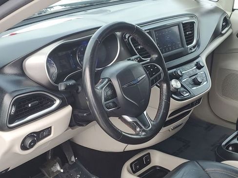 Used 2020 Chrysler Pacifica Touring-L image 8